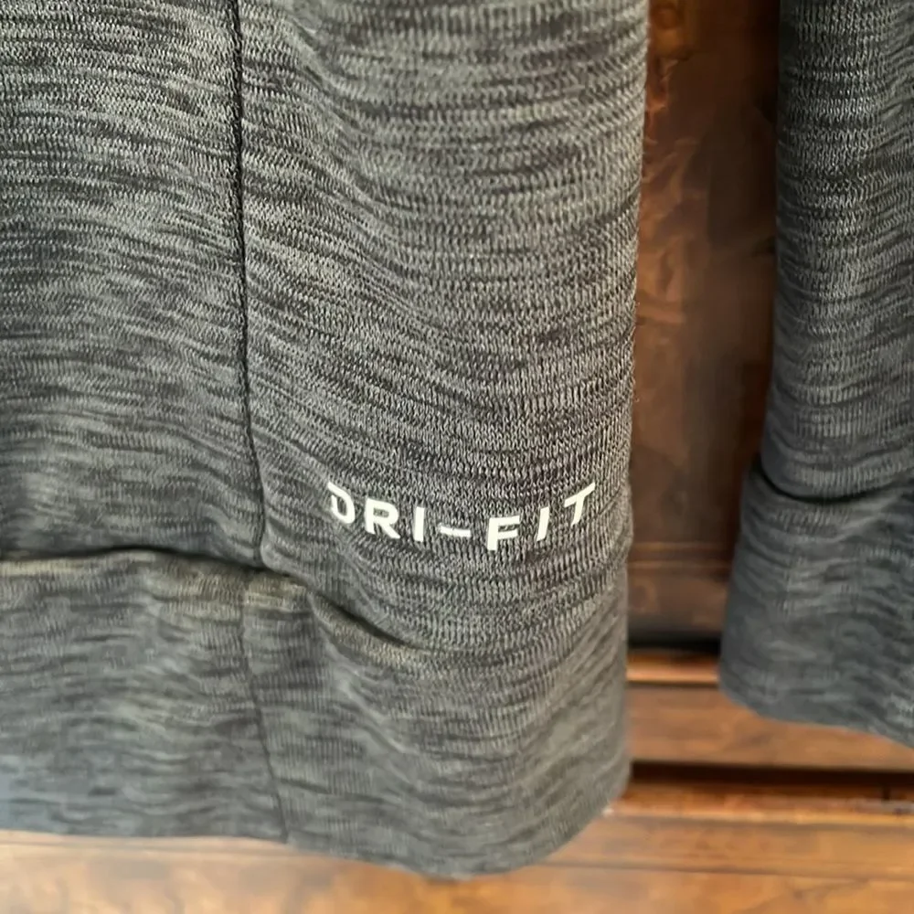 𝅺nike Dri Fit Boys dark grey top